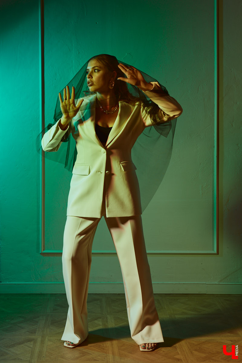 Прийти на тематическую вечеринку без костюма - моветон, но «Ключ-Медиа» поможет в сборах. Мы попросили стилиста Лейсан Перову принять участие в небольшом эксперименте и собрать три пугающе простых образа, используя базовые вещи из своего гардероба.