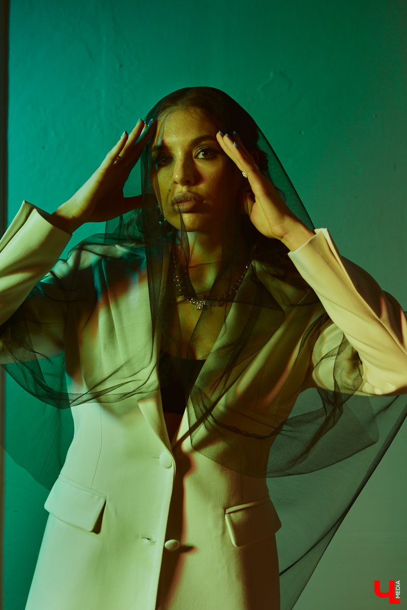 Прийти на тематическую вечеринку без костюма - моветон, но «Ключ-Медиа» поможет в сборах. Мы попросили стилиста Лейсан Перову принять участие в небольшом эксперименте и собрать три пугающе простых образа, используя базовые вещи из своего гардероба.