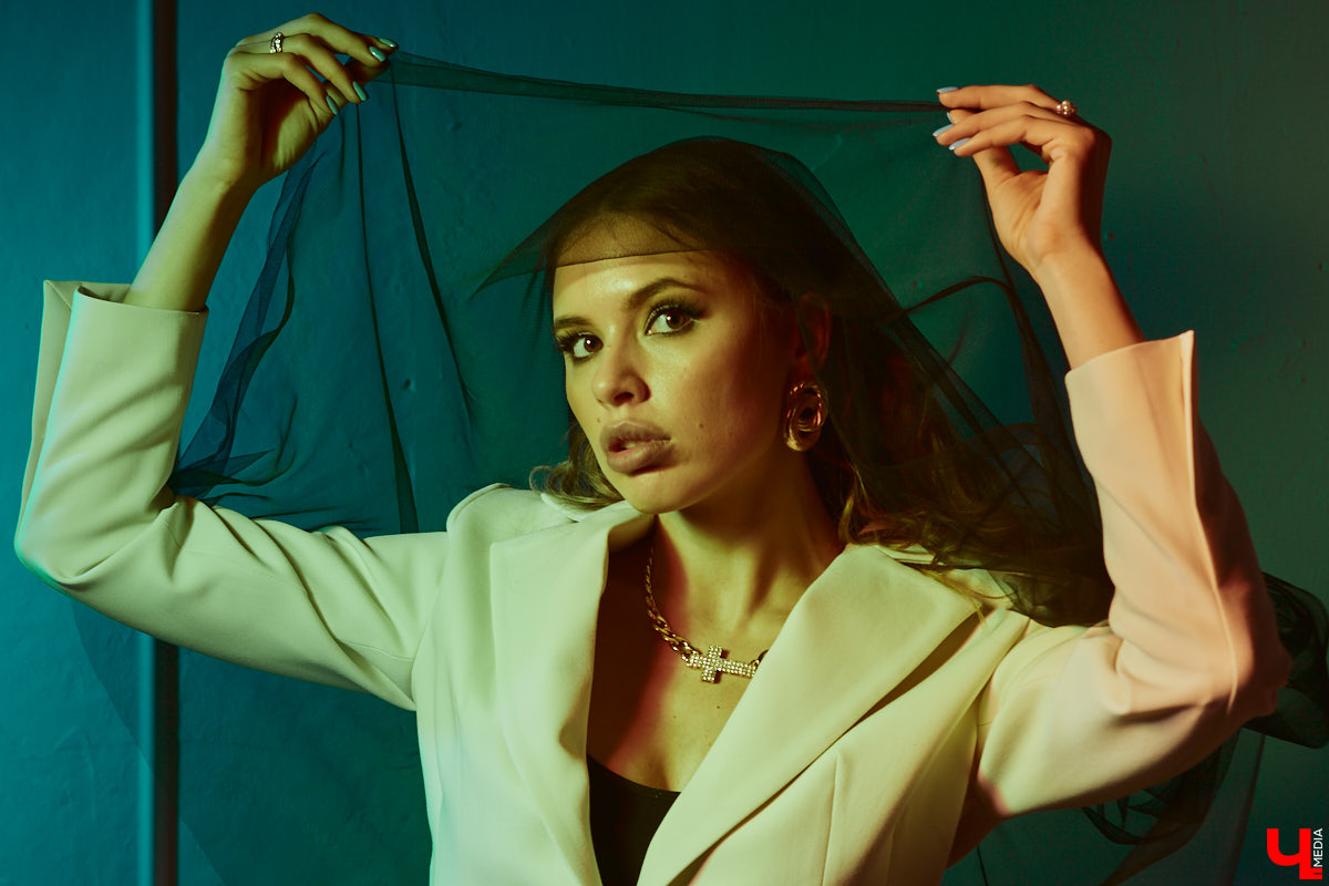 Прийти на тематическую вечеринку без костюма - моветон, но «Ключ-Медиа» поможет в сборах. Мы попросили стилиста Лейсан Перову принять участие в небольшом эксперименте и собрать три пугающе простых образа, используя базовые вещи из своего гардероба.