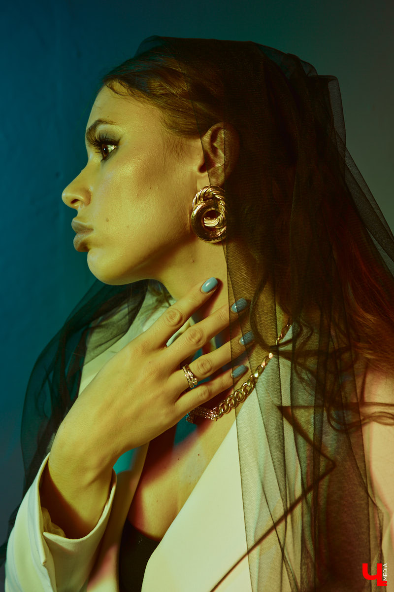 Прийти на тематическую вечеринку без костюма - моветон, но «Ключ-Медиа» поможет в сборах. Мы попросили стилиста Лейсан Перову принять участие в небольшом эксперименте и собрать три пугающе простых образа, используя базовые вещи из своего гардероба.