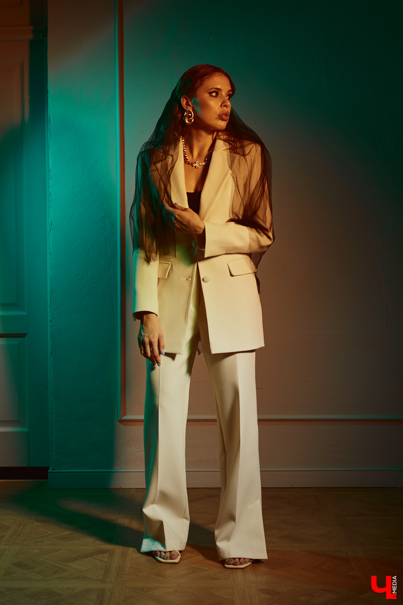 Прийти на тематическую вечеринку без костюма - моветон, но «Ключ-Медиа» поможет в сборах. Мы попросили стилиста Лейсан Перову принять участие в небольшом эксперименте и собрать три пугающе простых образа, используя базовые вещи из своего гардероба.