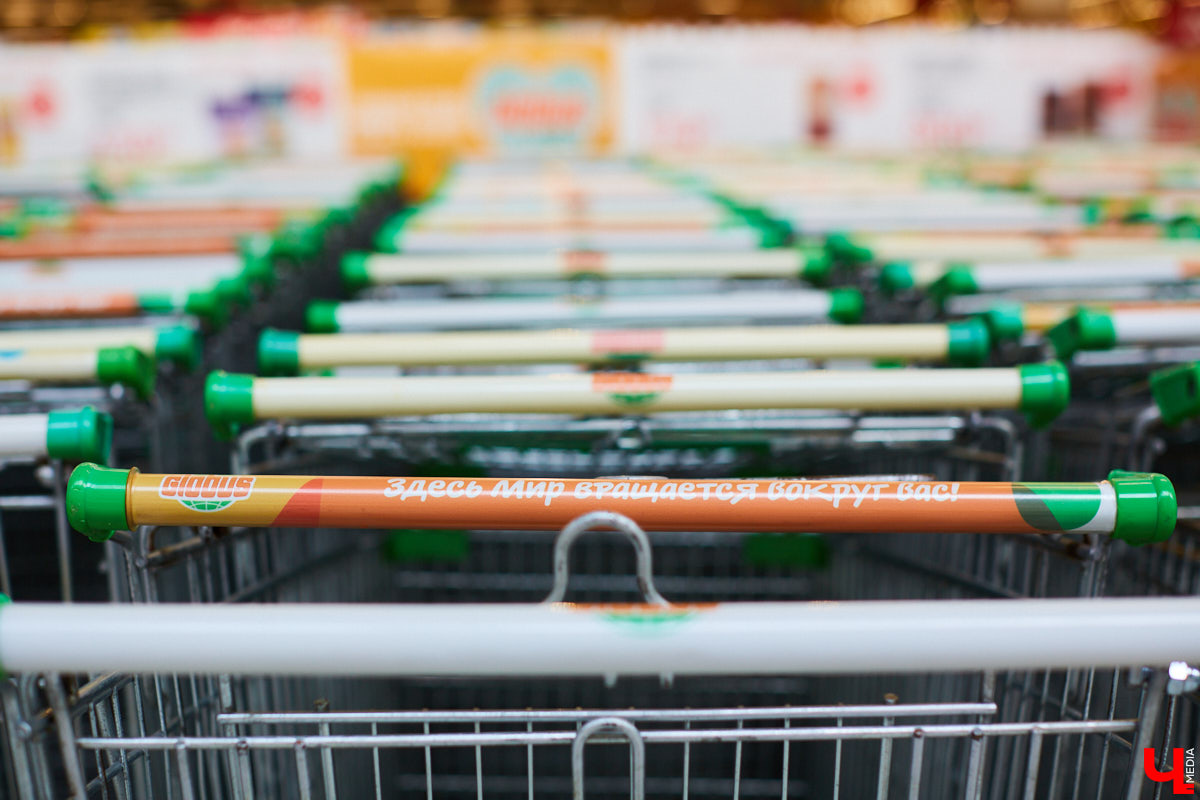 Управляющий «Глобуса» Давлет     Сабуров не только готовил на пару с Дмитрием Орловским, но и рассказывал нам о грядущих переменах в гипермаркете. Например, вскоре там модернизируют и обновят ресторан. Появятся новые станции. Все подробности ищите в материале «Ключ-Медиа».