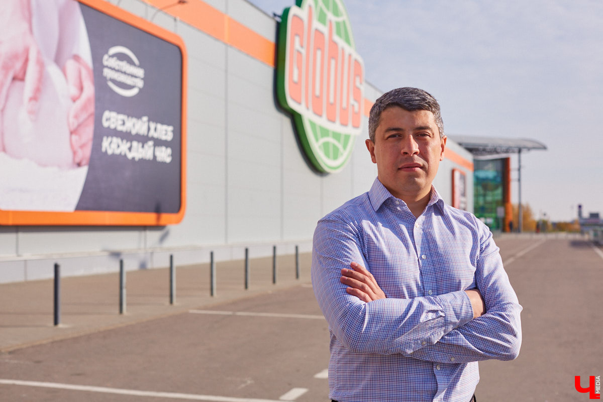 Управляющий «Глобуса» Давлет     Сабуров не только готовил на пару с Дмитрием Орловским, но и рассказывал нам о грядущих переменах в гипермаркете. Например, вскоре там модернизируют и обновят ресторан. Появятся новые станции. Все подробности ищите в материале «Ключ-Медиа».