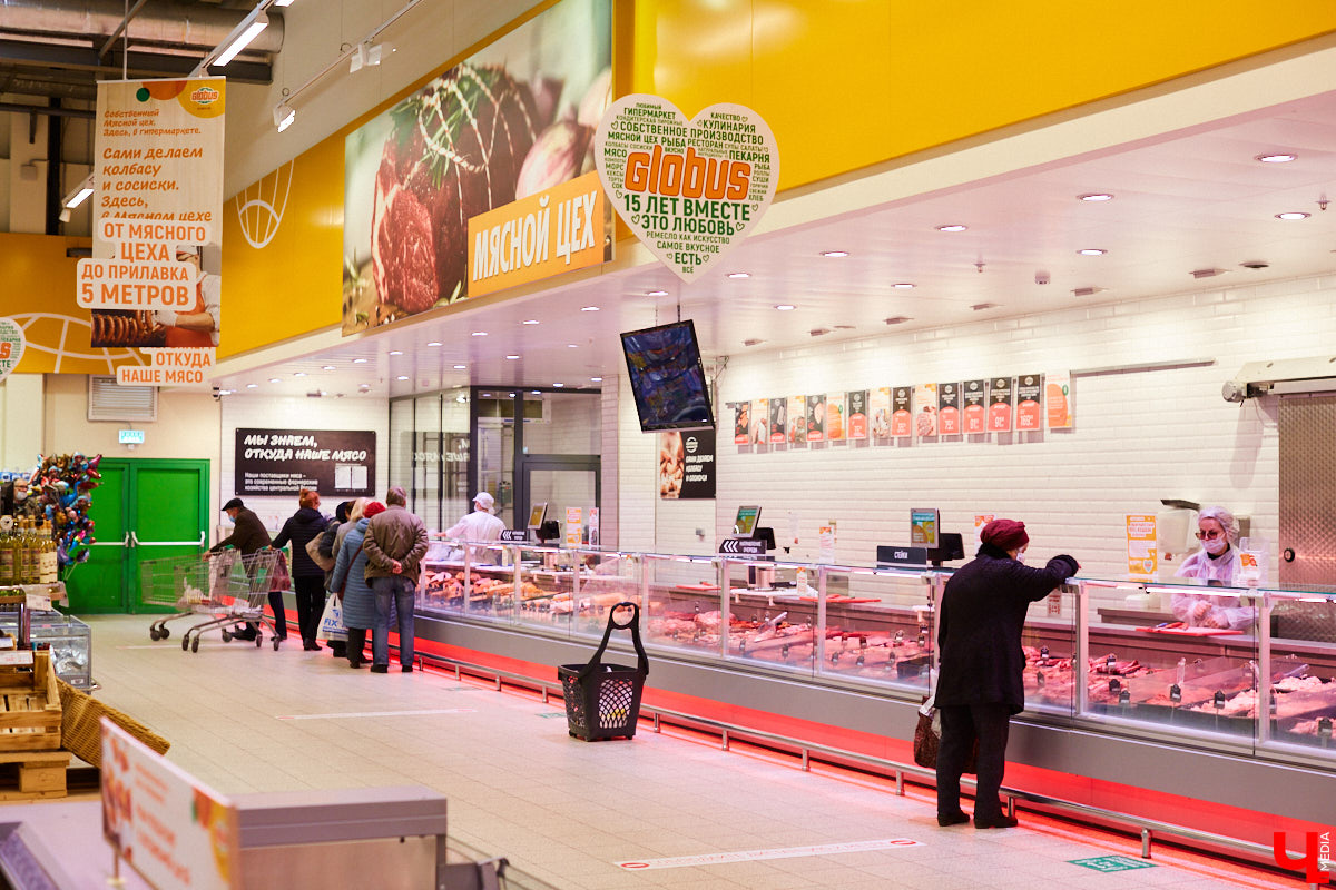 Управляющий «Глобуса» Давлет     Сабуров не только готовил на пару с Дмитрием Орловским, но и рассказывал нам о грядущих переменах в гипермаркете. Например, вскоре там модернизируют и обновят ресторан. Появятся новые станции. Все подробности ищите в материале «Ключ-Медиа».