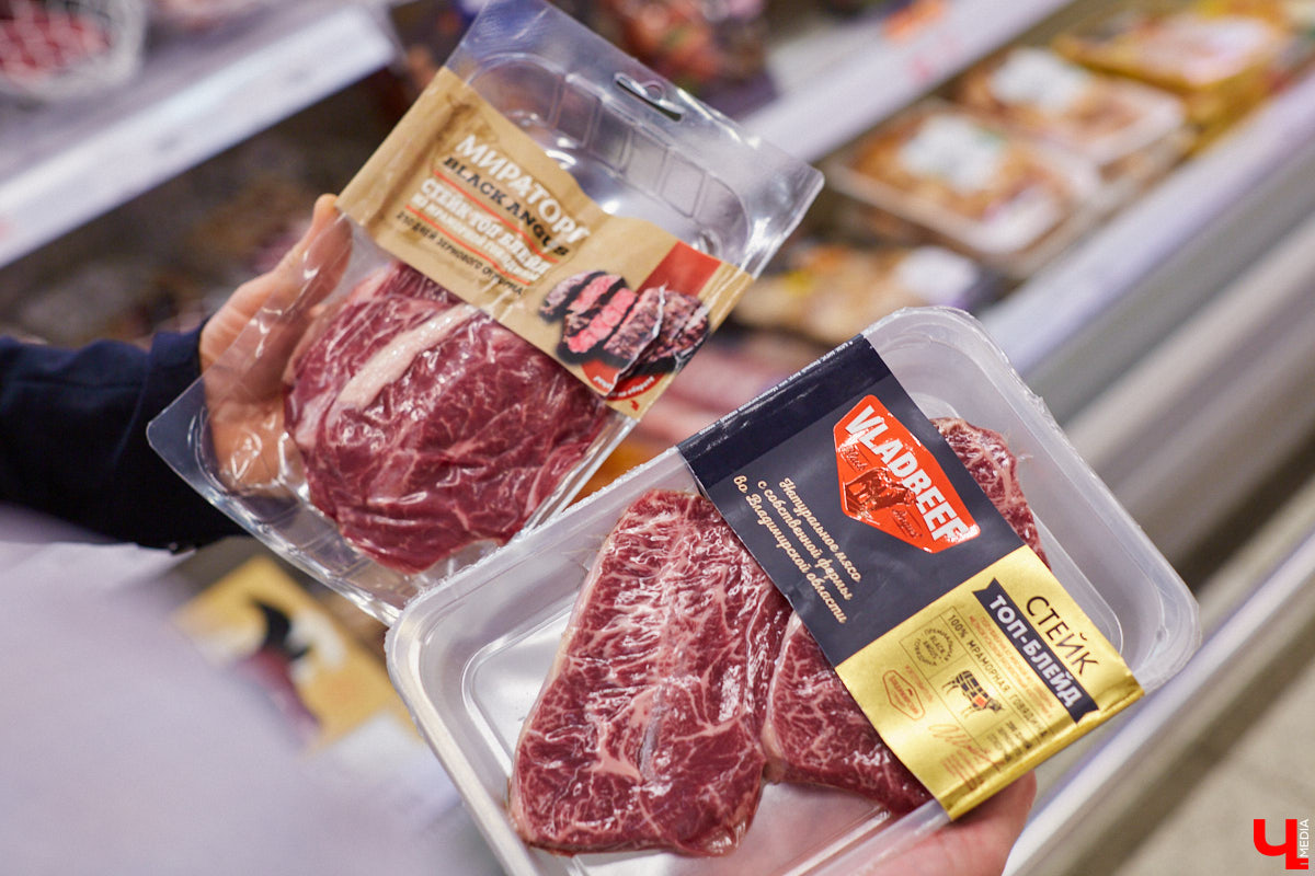 Управляющий «Глобуса» Давлет     Сабуров не только готовил на пару с Дмитрием Орловским, но и рассказывал нам о грядущих переменах в гипермаркете. Например, вскоре там модернизируют и обновят ресторан. Появятся новые станции. Все подробности ищите в материале «Ключ-Медиа».