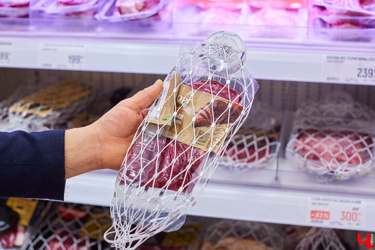 Управляющий «Глобуса» Давлет     Сабуров не только готовил на пару с Дмитрием Орловским, но и рассказывал нам о грядущих переменах в гипермаркете. Например, вскоре там модернизируют и обновят ресторан. Появятся новые станции. Все подробности ищите в материале «Ключ-Медиа».