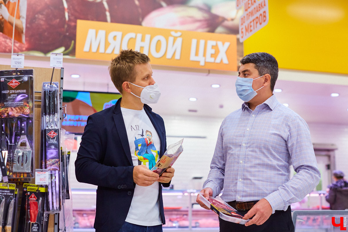 Управляющий «Глобуса» Давлет     Сабуров не только готовил на пару с Дмитрием Орловским, но и рассказывал нам о грядущих переменах в гипермаркете. Например, вскоре там модернизируют и обновят ресторан. Появятся новые станции. Все подробности ищите в материале «Ключ-Медиа».