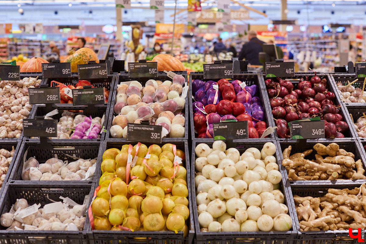 Управляющий «Глобуса» Давлет     Сабуров не только готовил на пару с Дмитрием Орловским, но и рассказывал нам о грядущих переменах в гипермаркете. Например, вскоре там модернизируют и обновят ресторан. Появятся новые станции. Все подробности ищите в материале «Ключ-Медиа».