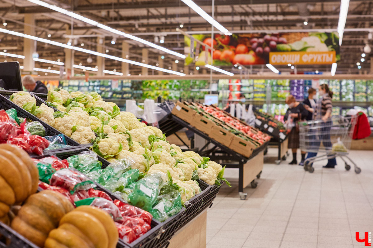 Управляющий «Глобуса» Давлет     Сабуров не только готовил на пару с Дмитрием Орловским, но и рассказывал нам о грядущих переменах в гипермаркете. Например, вскоре там модернизируют и обновят ресторан. Появятся новые станции. Все подробности ищите в материале «Ключ-Медиа».