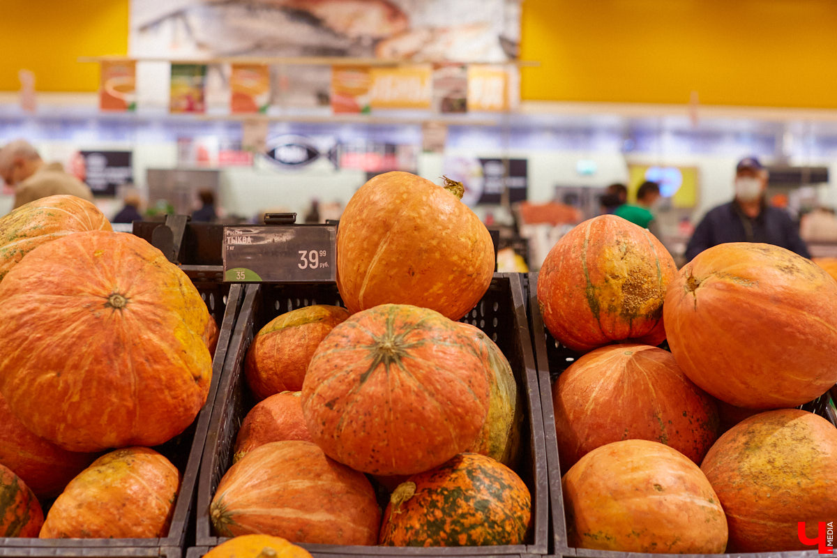 Управляющий «Глобуса» Давлет     Сабуров не только готовил на пару с Дмитрием Орловским, но и рассказывал нам о грядущих переменах в гипермаркете. Например, вскоре там модернизируют и обновят ресторан. Появятся новые станции. Все подробности ищите в материале «Ключ-Медиа».