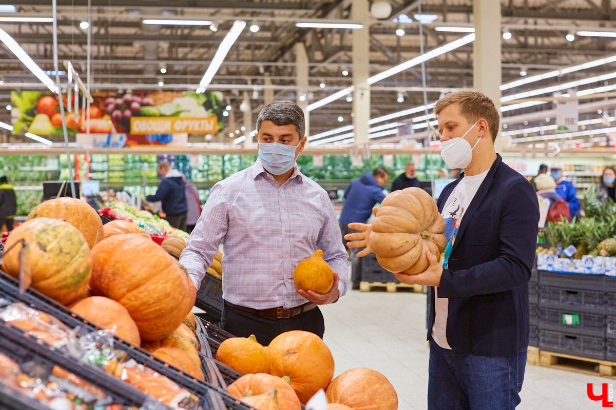 Управляющий «Глобуса» Давлет     Сабуров не только готовил на пару с Дмитрием Орловским, но и рассказывал нам о грядущих переменах в гипермаркете. Например, вскоре там модернизируют и обновят ресторан. Появятся новые станции. Все подробности ищите в материале «Ключ-Медиа».