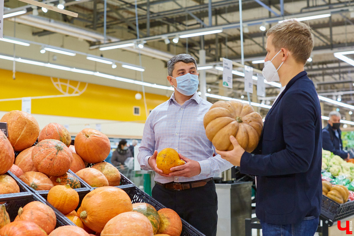 Управляющий «Глобуса» Давлет     Сабуров не только готовил на пару с Дмитрием Орловским, но и рассказывал нам о грядущих переменах в гипермаркете. Например, вскоре там модернизируют и обновят ресторан. Появятся новые станции. Все подробности ищите в материале «Ключ-Медиа».