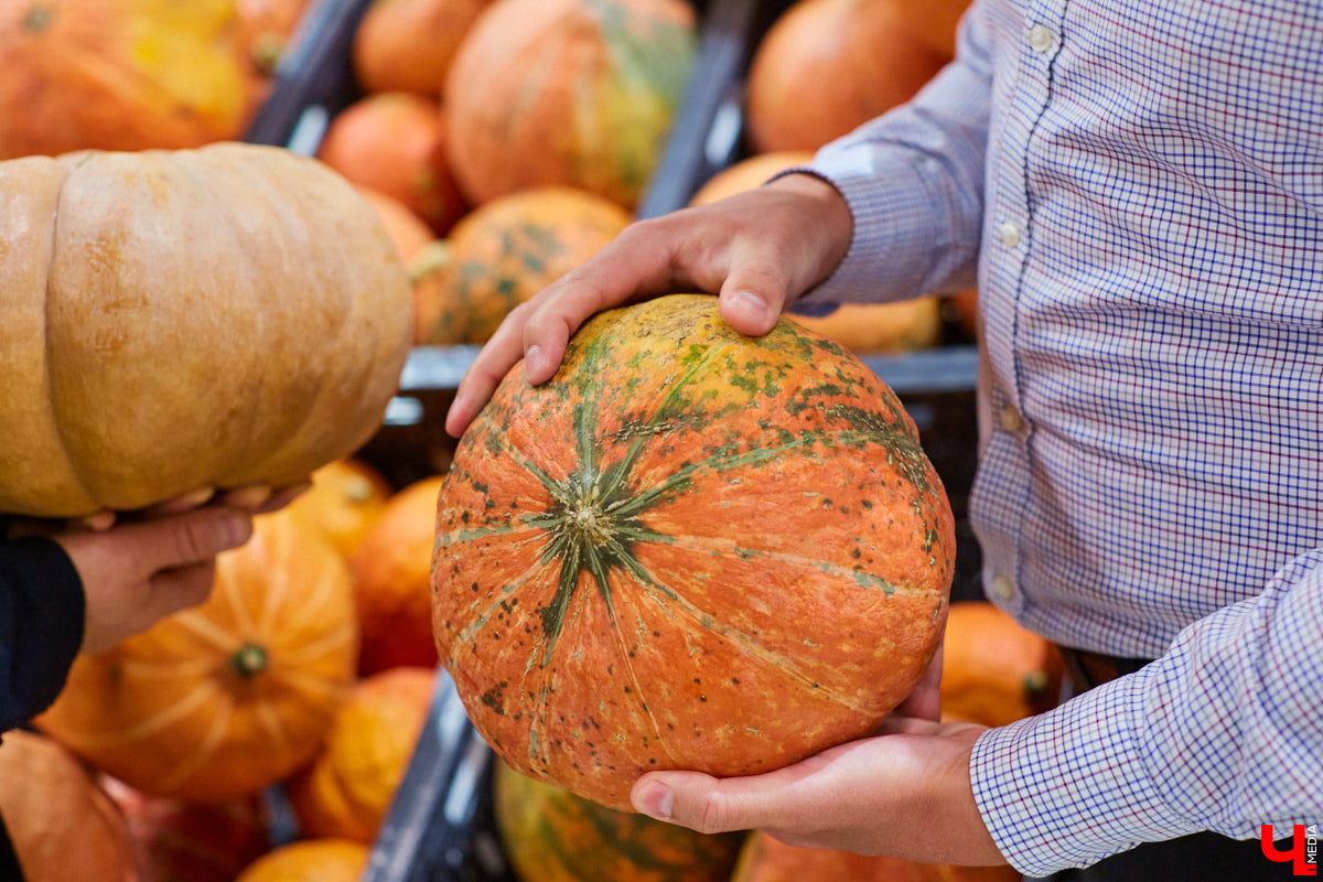 Управляющий «Глобуса» Давлет     Сабуров не только готовил на пару с Дмитрием Орловским, но и рассказывал нам о грядущих переменах в гипермаркете. Например, вскоре там модернизируют и обновят ресторан. Появятся новые станции. Все подробности ищите в материале «Ключ-Медиа».