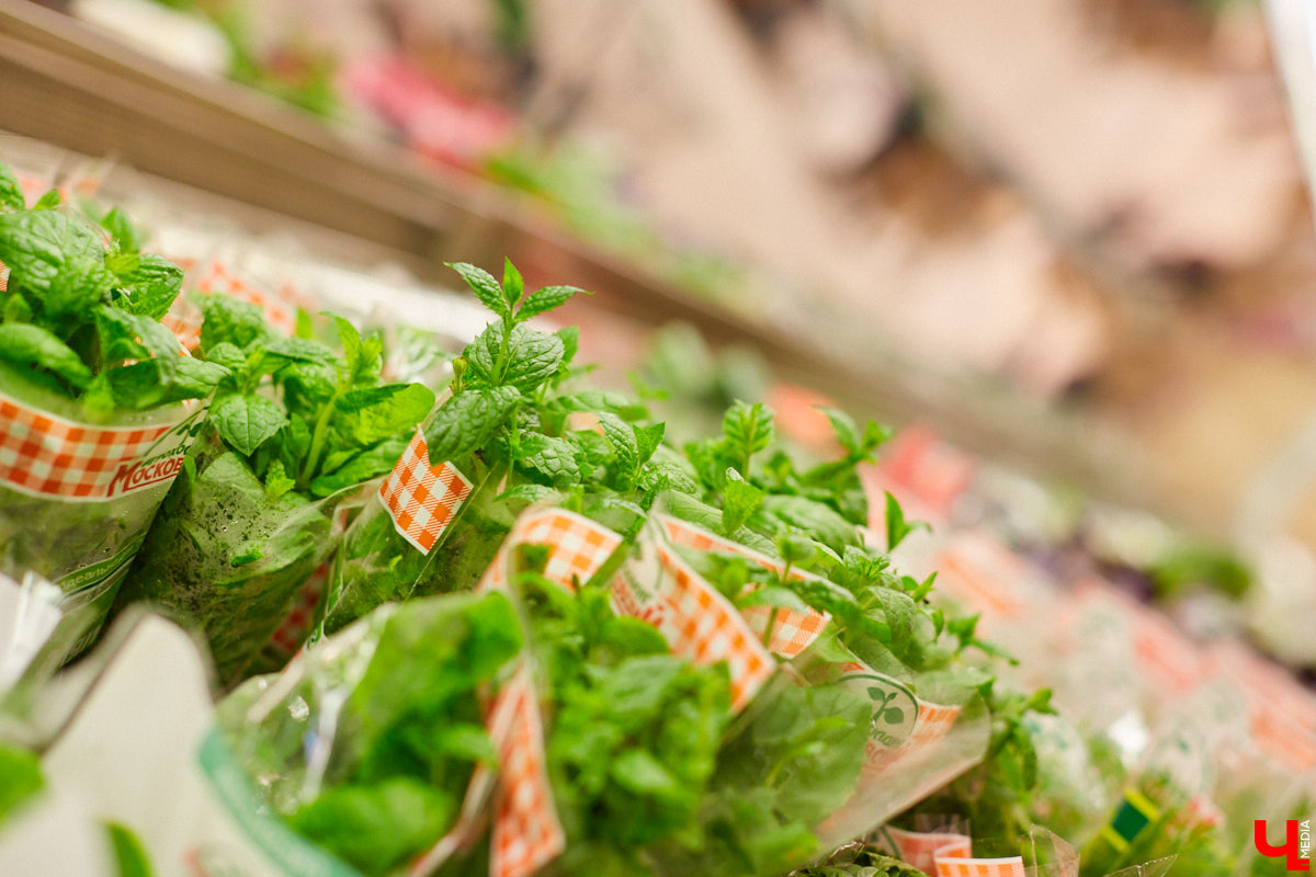 Управляющий «Глобуса» Давлет     Сабуров не только готовил на пару с Дмитрием Орловским, но и рассказывал нам о грядущих переменах в гипермаркете. Например, вскоре там модернизируют и обновят ресторан. Появятся новые станции. Все подробности ищите в материале «Ключ-Медиа».