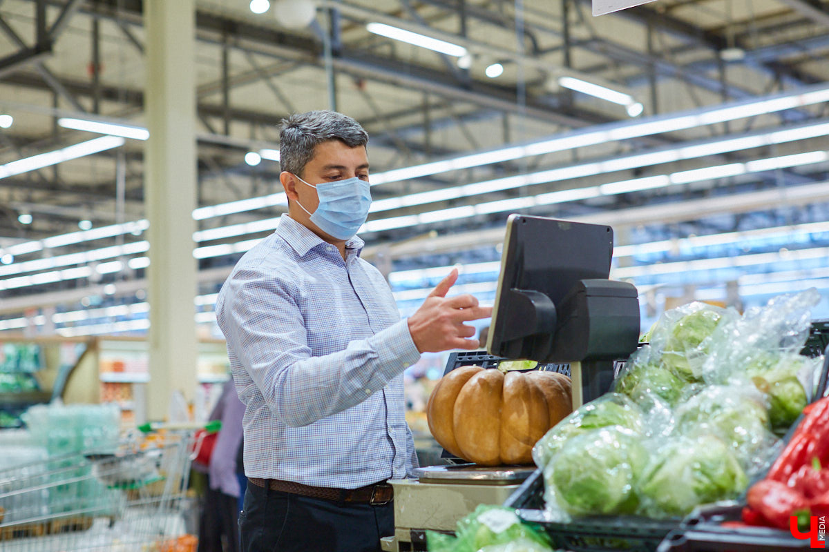 Управляющий «Глобуса» Давлет     Сабуров не только готовил на пару с Дмитрием Орловским, но и рассказывал нам о грядущих переменах в гипермаркете. Например, вскоре там модернизируют и обновят ресторан. Появятся новые станции. Все подробности ищите в материале «Ключ-Медиа».