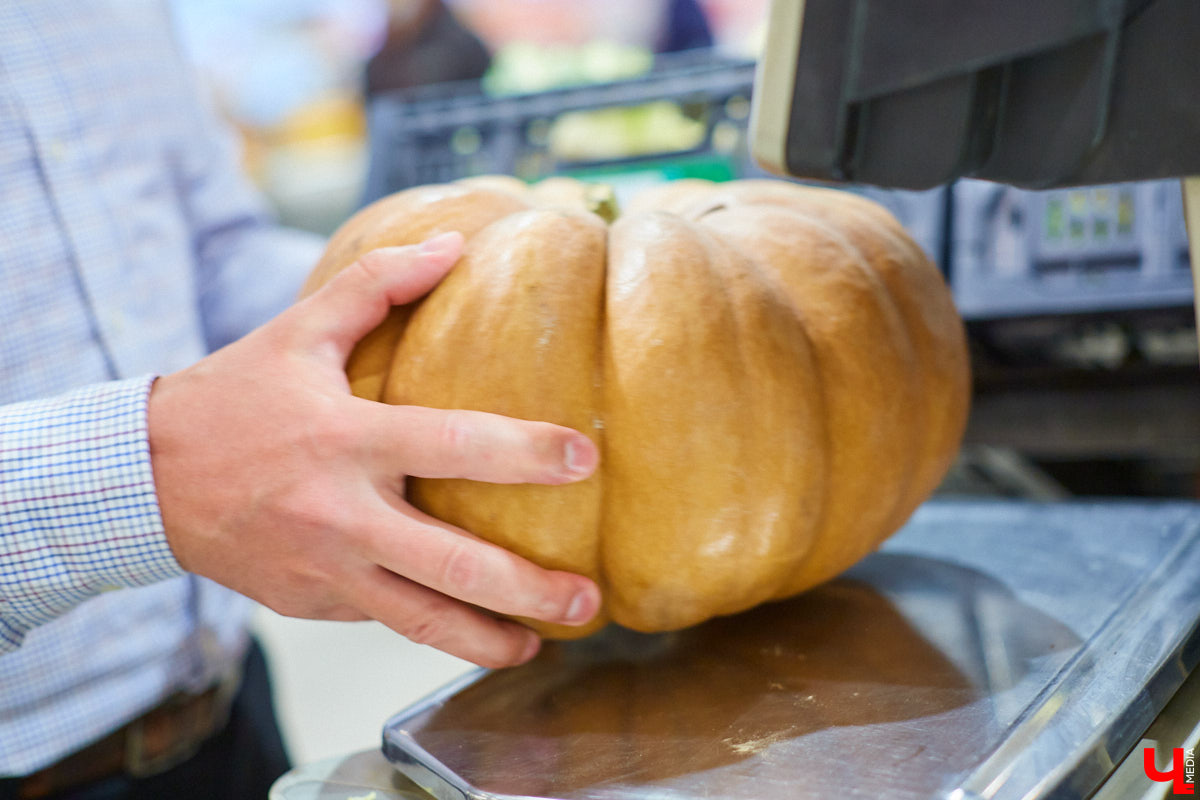 Управляющий «Глобуса» Давлет     Сабуров не только готовил на пару с Дмитрием Орловским, но и рассказывал нам о грядущих переменах в гипермаркете. Например, вскоре там модернизируют и обновят ресторан. Появятся новые станции. Все подробности ищите в материале «Ключ-Медиа».