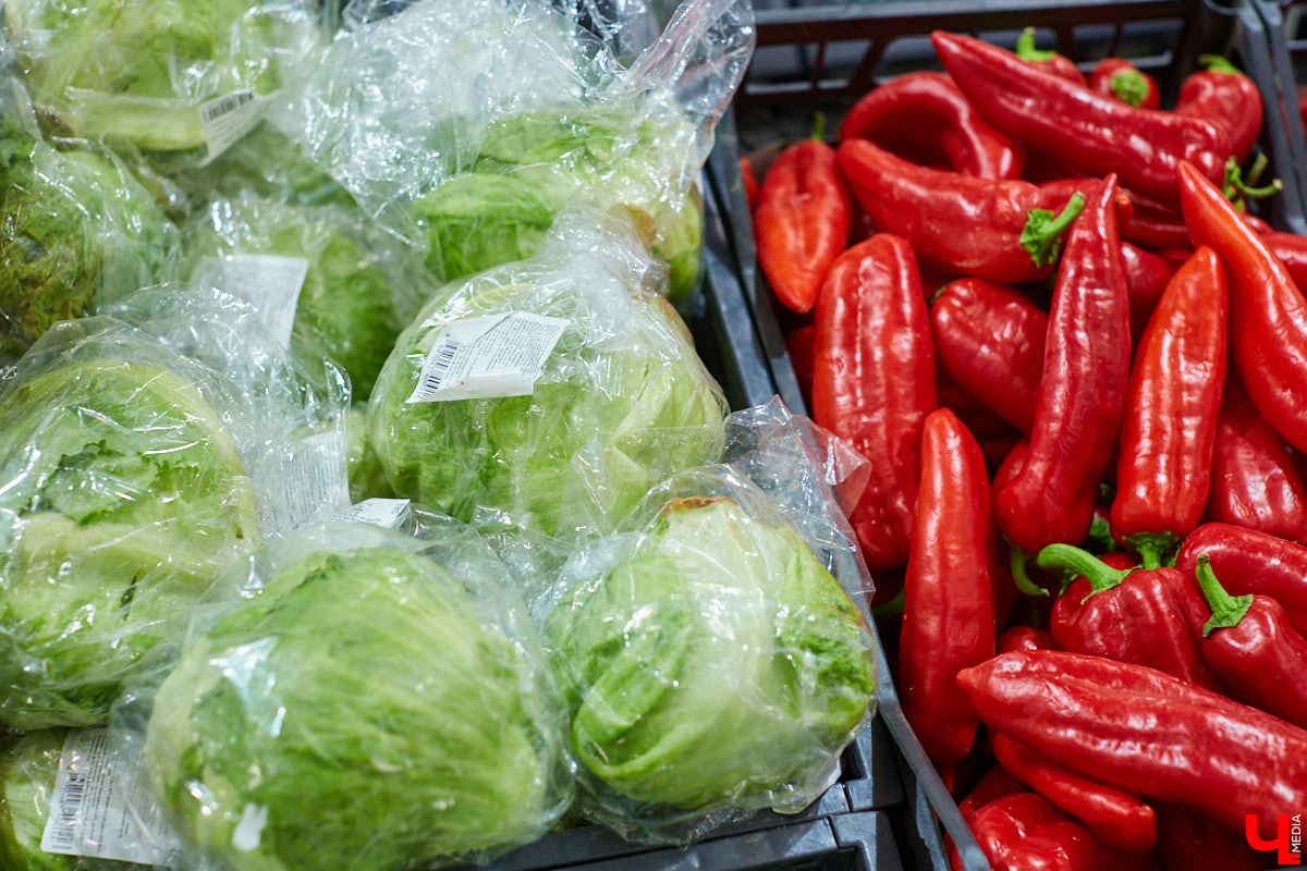 Управляющий «Глобуса» Давлет     Сабуров не только готовил на пару с Дмитрием Орловским, но и рассказывал нам о грядущих переменах в гипермаркете. Например, вскоре там модернизируют и обновят ресторан. Появятся новые станции. Все подробности ищите в материале «Ключ-Медиа».