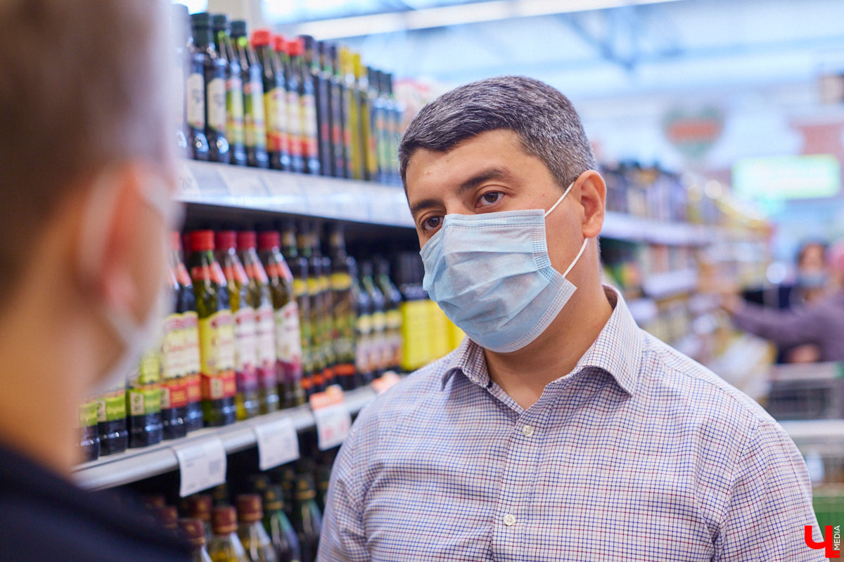 Управляющий «Глобуса» Давлет     Сабуров не только готовил на пару с Дмитрием Орловским, но и рассказывал нам о грядущих переменах в гипермаркете. Например, вскоре там модернизируют и обновят ресторан. Появятся новые станции. Все подробности ищите в материале «Ключ-Медиа».