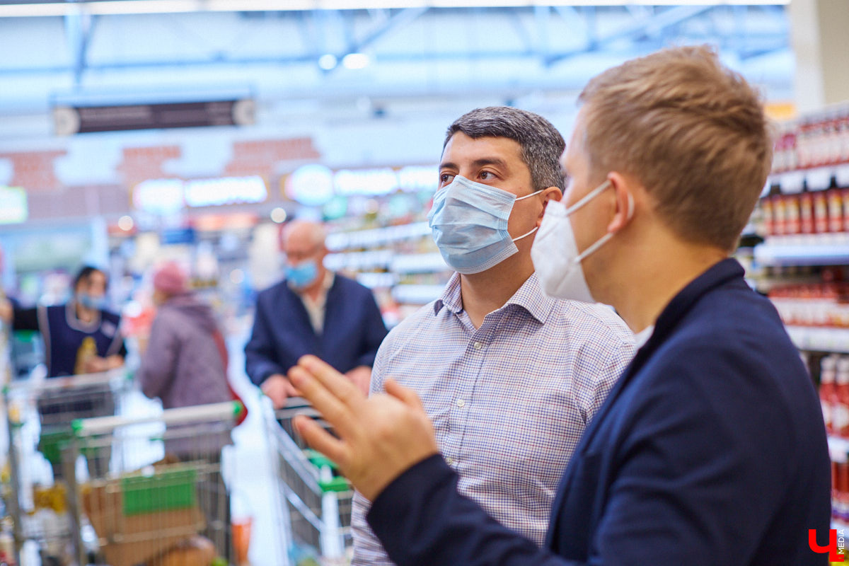 Управляющий «Глобуса» Давлет     Сабуров не только готовил на пару с Дмитрием Орловским, но и рассказывал нам о грядущих переменах в гипермаркете. Например, вскоре там модернизируют и обновят ресторан. Появятся новые станции. Все подробности ищите в материале «Ключ-Медиа».