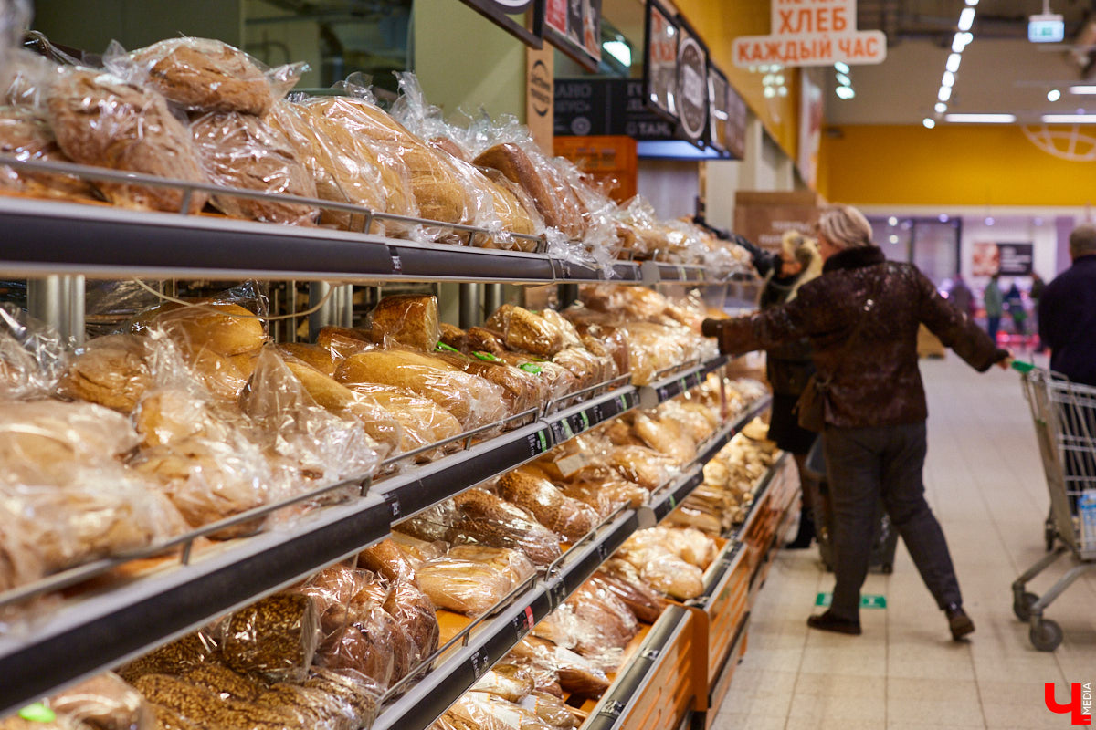 Управляющий «Глобуса» Давлет     Сабуров не только готовил на пару с Дмитрием Орловским, но и рассказывал нам о грядущих переменах в гипермаркете. Например, вскоре там модернизируют и обновят ресторан. Появятся новые станции. Все подробности ищите в материале «Ключ-Медиа».