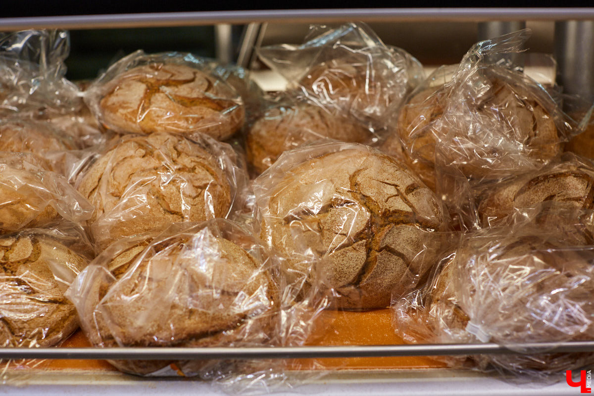 Управляющий «Глобуса» Давлет     Сабуров не только готовил на пару с Дмитрием Орловским, но и рассказывал нам о грядущих переменах в гипермаркете. Например, вскоре там модернизируют и обновят ресторан. Появятся новые станции. Все подробности ищите в материале «Ключ-Медиа».