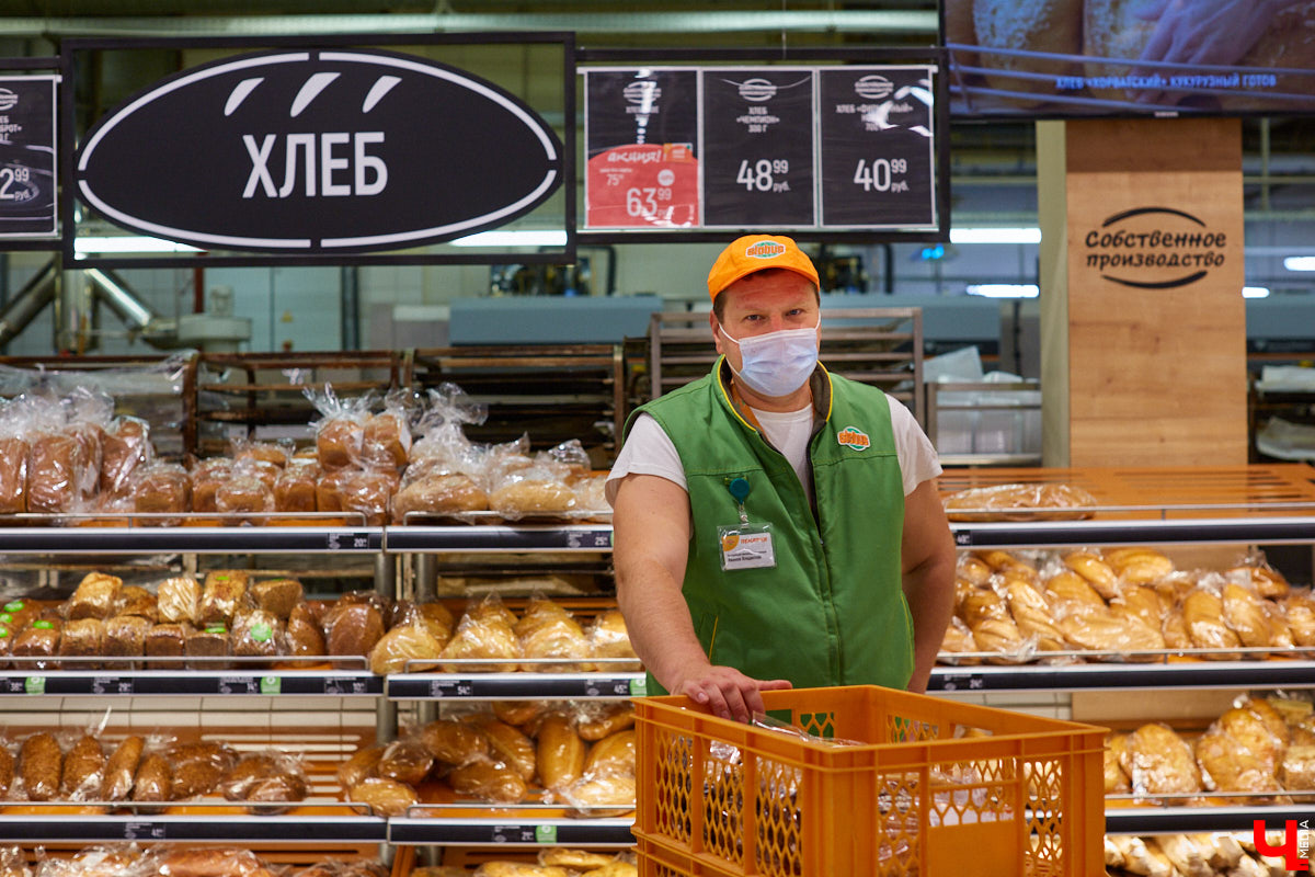 Управляющий «Глобуса» Давлет     Сабуров не только готовил на пару с Дмитрием Орловским, но и рассказывал нам о грядущих переменах в гипермаркете. Например, вскоре там модернизируют и обновят ресторан. Появятся новые станции. Все подробности ищите в материале «Ключ-Медиа».