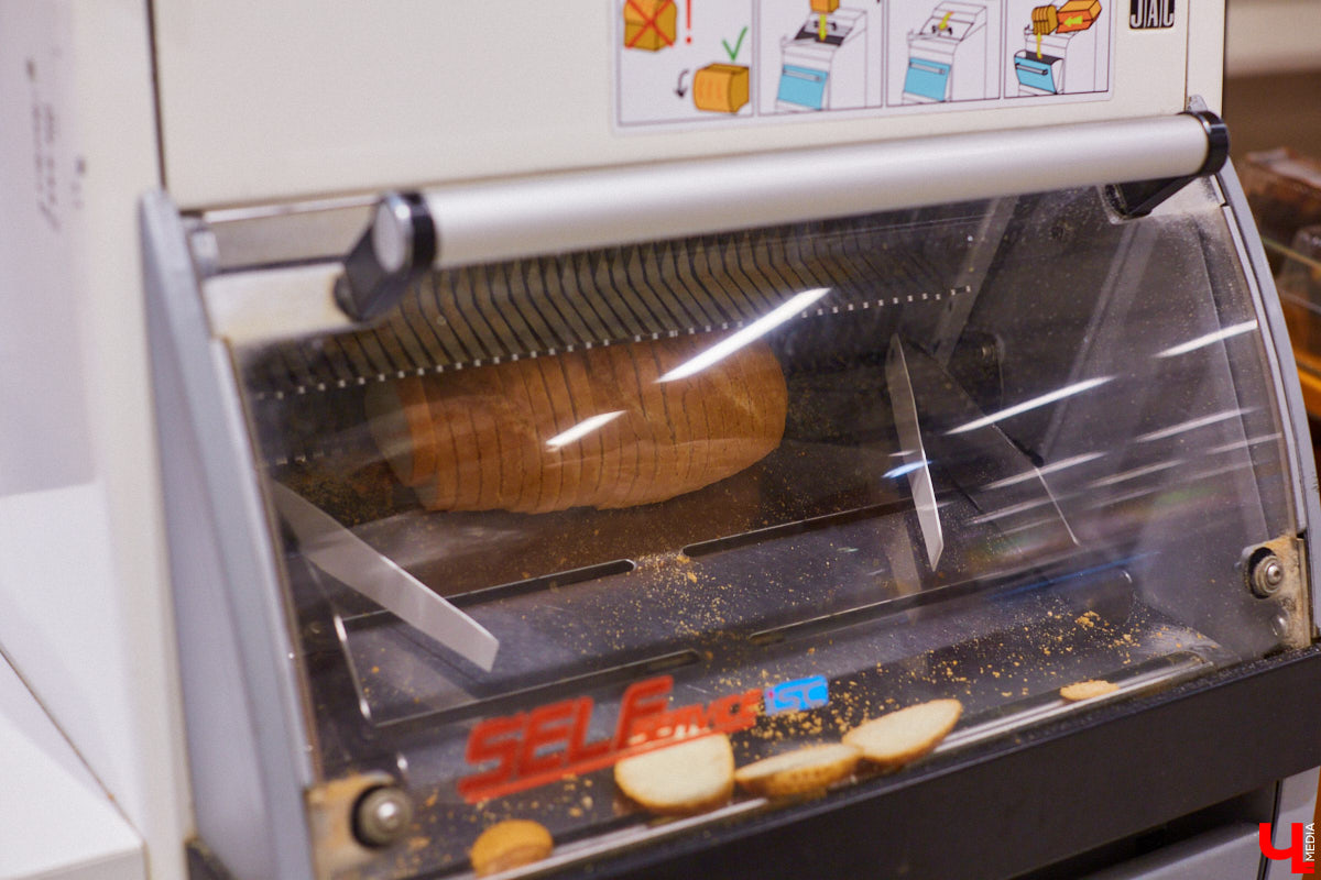 Управляющий «Глобуса» Давлет     Сабуров не только готовил на пару с Дмитрием Орловским, но и рассказывал нам о грядущих переменах в гипермаркете. Например, вскоре там модернизируют и обновят ресторан. Появятся новые станции. Все подробности ищите в материале «Ключ-Медиа».