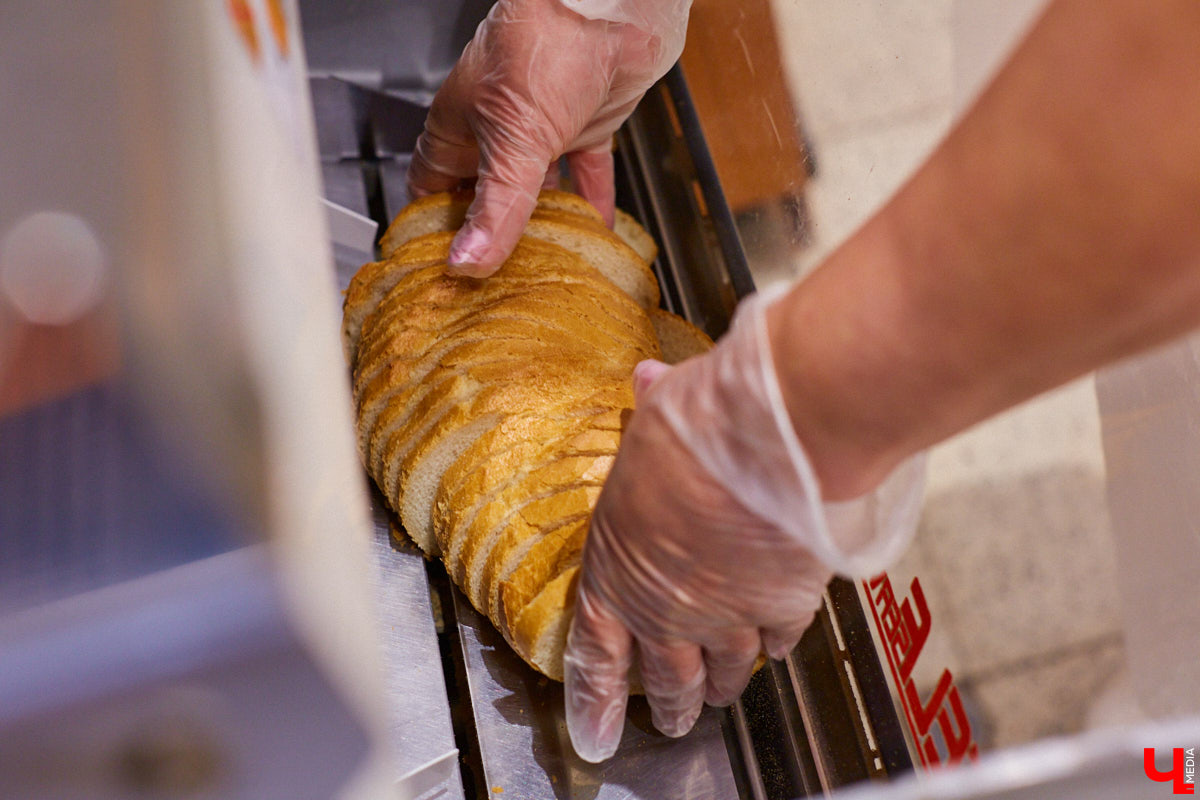 Управляющий «Глобуса» Давлет     Сабуров не только готовил на пару с Дмитрием Орловским, но и рассказывал нам о грядущих переменах в гипермаркете. Например, вскоре там модернизируют и обновят ресторан. Появятся новые станции. Все подробности ищите в материале «Ключ-Медиа».