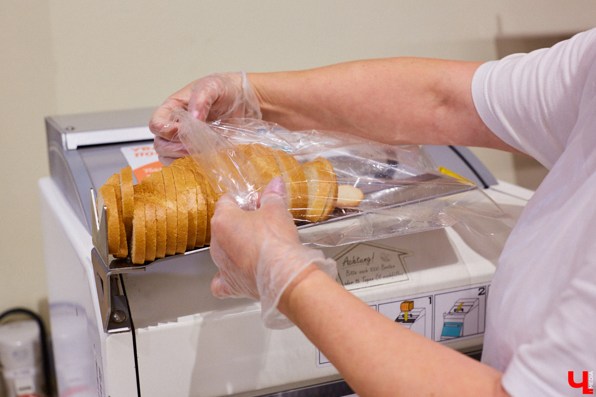 Управляющий «Глобуса» Давлет     Сабуров не только готовил на пару с Дмитрием Орловским, но и рассказывал нам о грядущих переменах в гипермаркете. Например, вскоре там модернизируют и обновят ресторан. Появятся новые станции. Все подробности ищите в материале «Ключ-Медиа».