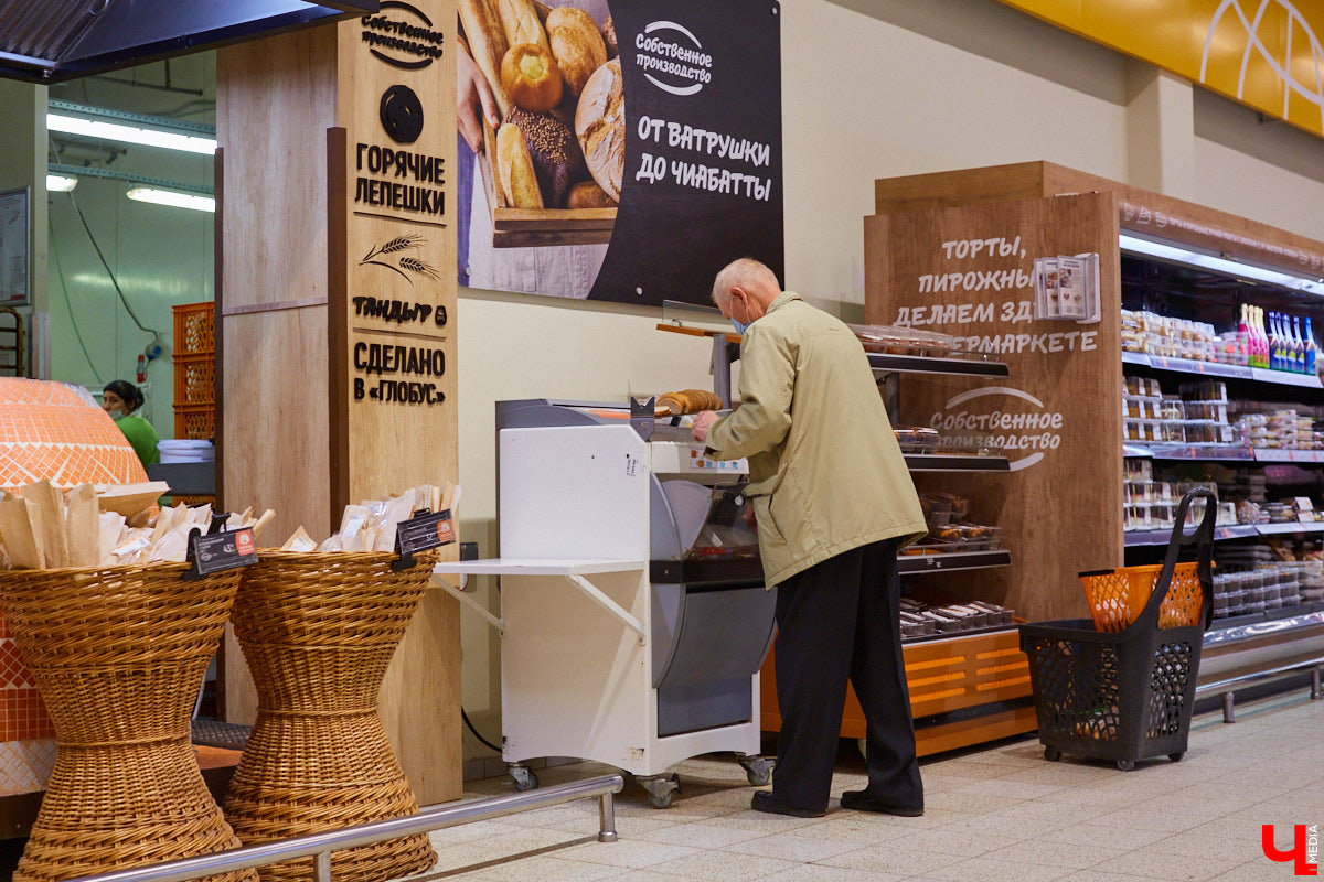 Управляющий «Глобуса» Давлет     Сабуров не только готовил на пару с Дмитрием Орловским, но и рассказывал нам о грядущих переменах в гипермаркете. Например, вскоре там модернизируют и обновят ресторан. Появятся новые станции. Все подробности ищите в материале «Ключ-Медиа».