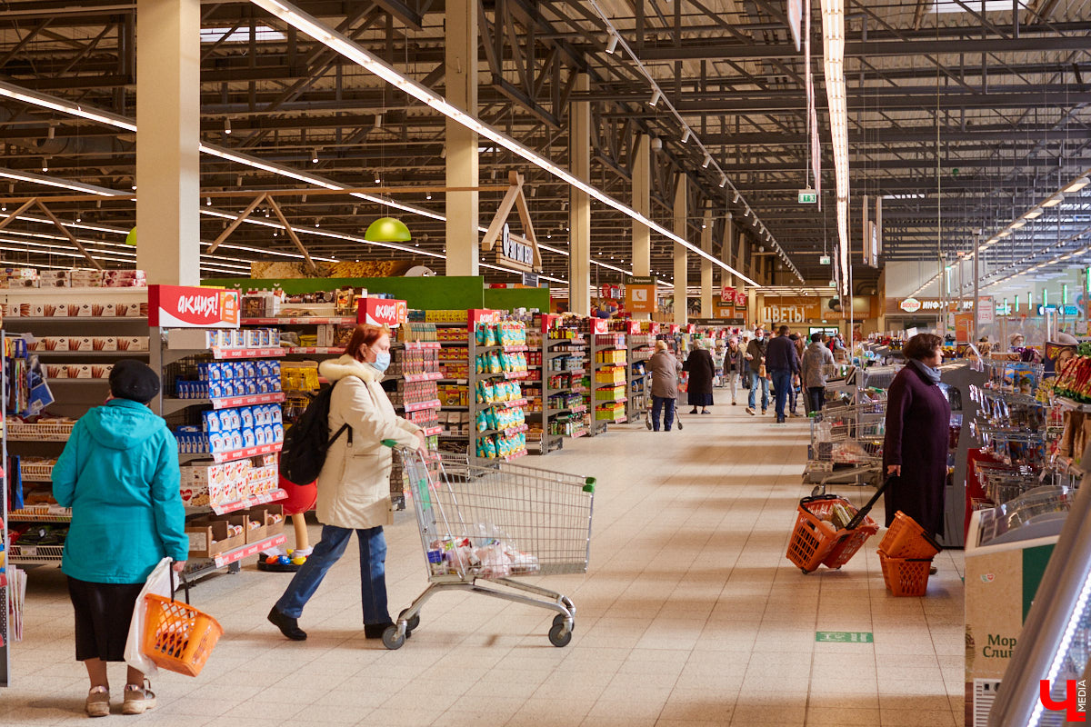 Управляющий «Глобуса» Давлет     Сабуров не только готовил на пару с Дмитрием Орловским, но и рассказывал нам о грядущих переменах в гипермаркете. Например, вскоре там модернизируют и обновят ресторан. Появятся новые станции. Все подробности ищите в материале «Ключ-Медиа».