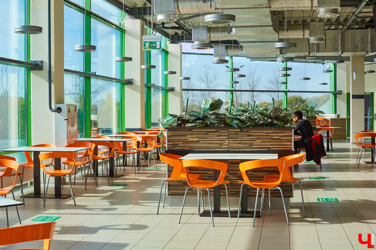 Управляющий «Глобуса» Давлет     Сабуров не только готовил на пару с Дмитрием Орловским, но и рассказывал нам о грядущих переменах в гипермаркете. Например, вскоре там модернизируют и обновят ресторан. Появятся новые станции. Все подробности ищите в материале «Ключ-Медиа».