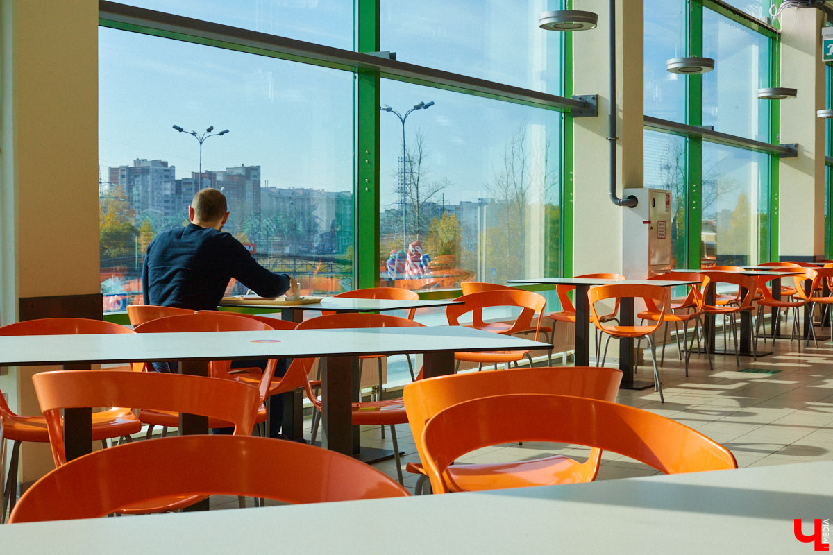 Управляющий «Глобуса» Давлет     Сабуров не только готовил на пару с Дмитрием Орловским, но и рассказывал нам о грядущих переменах в гипермаркете. Например, вскоре там модернизируют и обновят ресторан. Появятся новые станции. Все подробности ищите в материале «Ключ-Медиа».