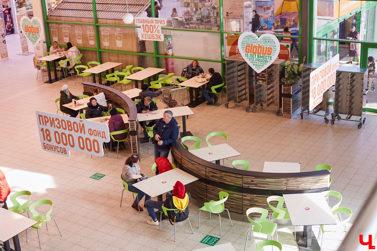 Управляющий «Глобуса» Давлет     Сабуров не только готовил на пару с Дмитрием Орловским, но и рассказывал нам о грядущих переменах в гипермаркете. Например, вскоре там модернизируют и обновят ресторан. Появятся новые станции. Все подробности ищите в материале «Ключ-Медиа».