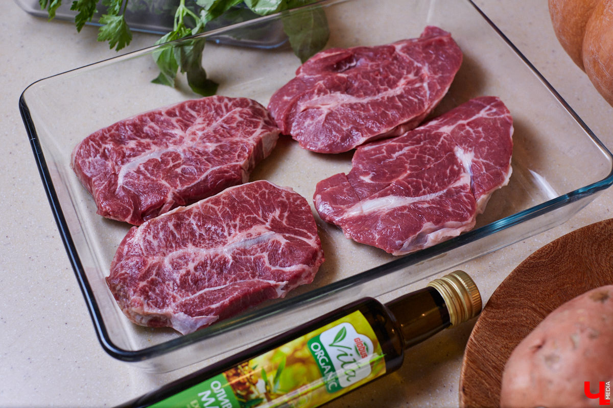 Управляющий «Глобуса» Давлет     Сабуров не только готовил на пару с Дмитрием Орловским, но и рассказывал нам о грядущих переменах в гипермаркете. Например, вскоре там модернизируют и обновят ресторан. Появятся новые станции. Все подробности ищите в материале «Ключ-Медиа».