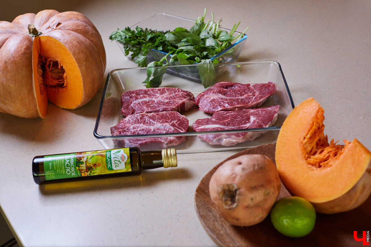 Управляющий «Глобуса» Давлет     Сабуров не только готовил на пару с Дмитрием Орловским, но и рассказывал нам о грядущих переменах в гипермаркете. Например, вскоре там модернизируют и обновят ресторан. Появятся новые станции. Все подробности ищите в материале «Ключ-Медиа».