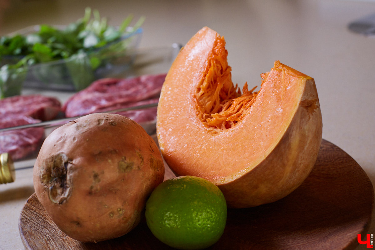 Управляющий «Глобуса» Давлет     Сабуров не только готовил на пару с Дмитрием Орловским, но и рассказывал нам о грядущих переменах в гипермаркете. Например, вскоре там модернизируют и обновят ресторан. Появятся новые станции. Все подробности ищите в материале «Ключ-Медиа».