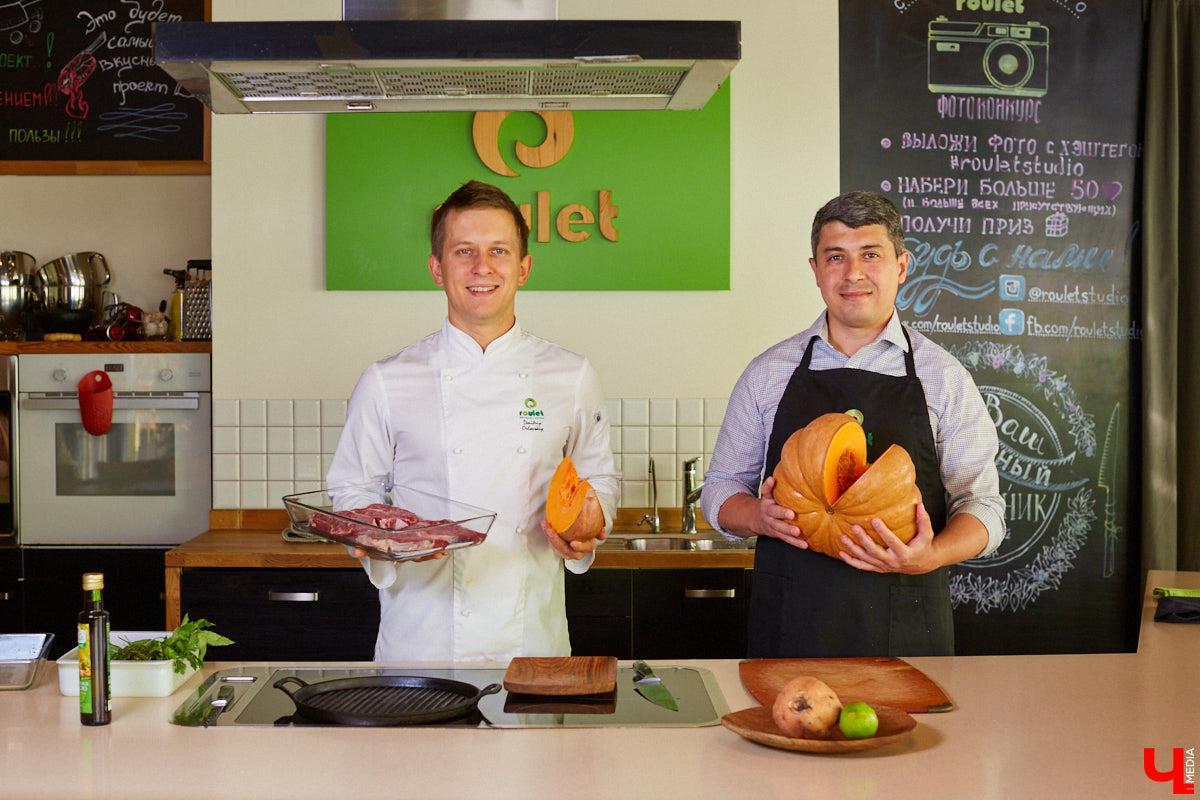 Управляющий «Глобуса» Давлет     Сабуров не только готовил на пару с Дмитрием Орловским, но и рассказывал нам о грядущих переменах в гипермаркете. Например, вскоре там модернизируют и обновят ресторан. Появятся новые станции. Все подробности ищите в материале «Ключ-Медиа».