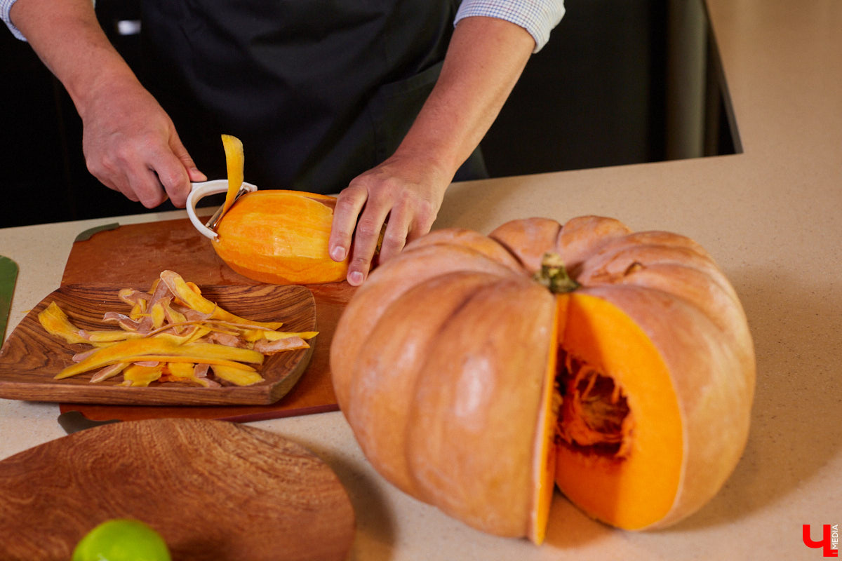 Управляющий «Глобуса» Давлет     Сабуров не только готовил на пару с Дмитрием Орловским, но и рассказывал нам о грядущих переменах в гипермаркете. Например, вскоре там модернизируют и обновят ресторан. Появятся новые станции. Все подробности ищите в материале «Ключ-Медиа».