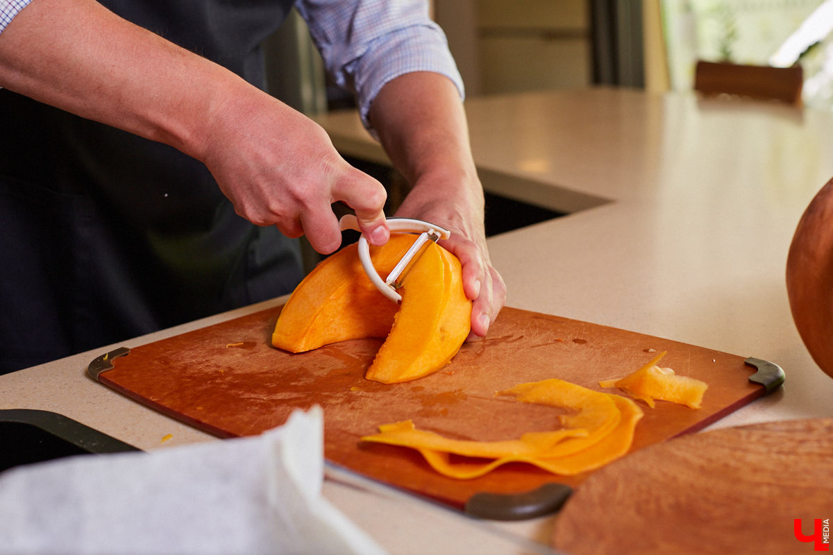 Управляющий «Глобуса» Давлет     Сабуров не только готовил на пару с Дмитрием Орловским, но и рассказывал нам о грядущих переменах в гипермаркете. Например, вскоре там модернизируют и обновят ресторан. Появятся новые станции. Все подробности ищите в материале «Ключ-Медиа».