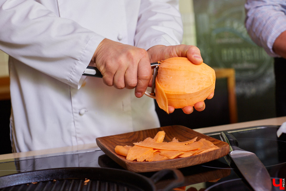 Управляющий «Глобуса» Давлет     Сабуров не только готовил на пару с Дмитрием Орловским, но и рассказывал нам о грядущих переменах в гипермаркете. Например, вскоре там модернизируют и обновят ресторан. Появятся новые станции. Все подробности ищите в материале «Ключ-Медиа».