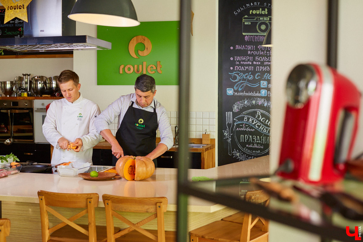 Управляющий «Глобуса» Давлет     Сабуров не только готовил на пару с Дмитрием Орловским, но и рассказывал нам о грядущих переменах в гипермаркете. Например, вскоре там модернизируют и обновят ресторан. Появятся новые станции. Все подробности ищите в материале «Ключ-Медиа».