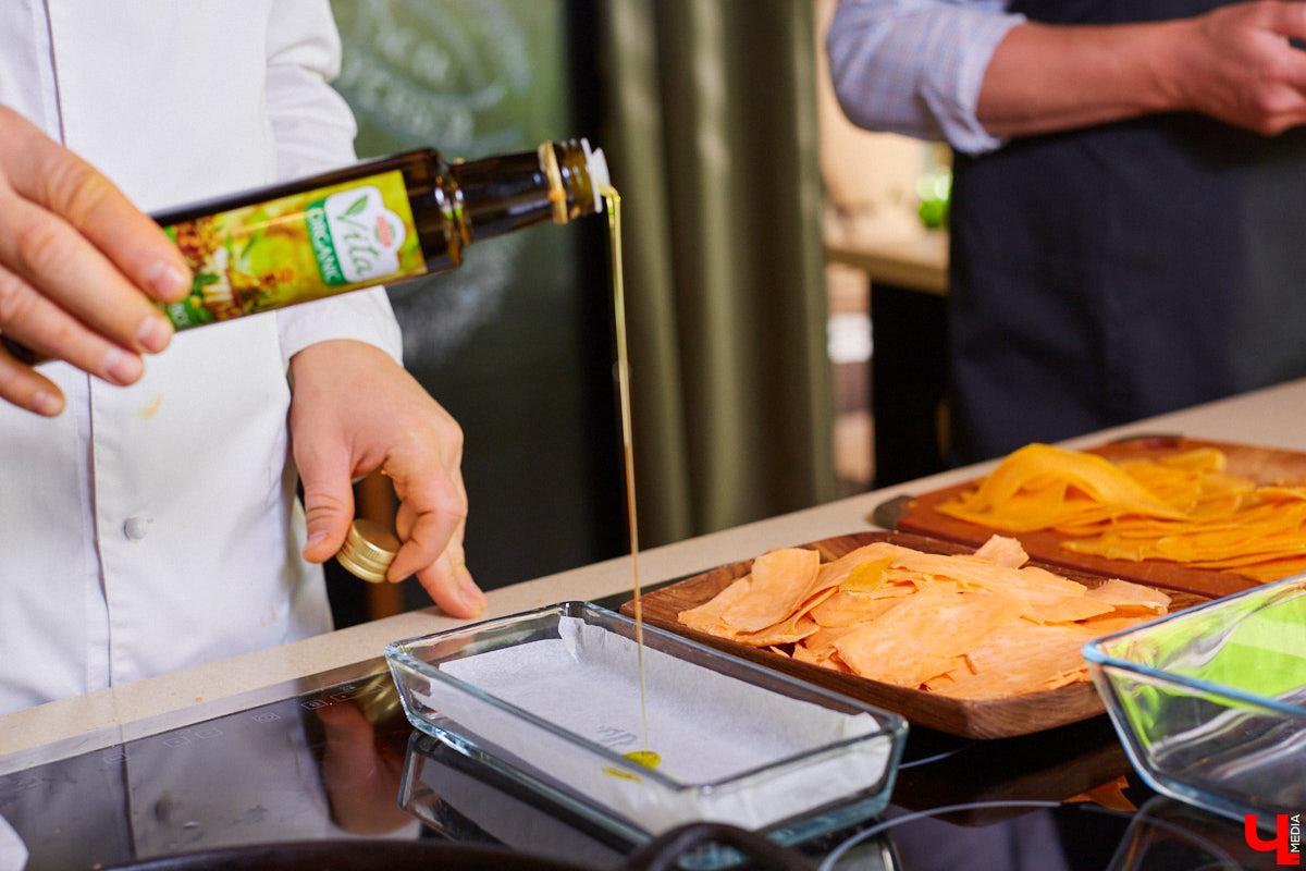 Управляющий «Глобуса» Давлет     Сабуров не только готовил на пару с Дмитрием Орловским, но и рассказывал нам о грядущих переменах в гипермаркете. Например, вскоре там модернизируют и обновят ресторан. Появятся новые станции. Все подробности ищите в материале «Ключ-Медиа».