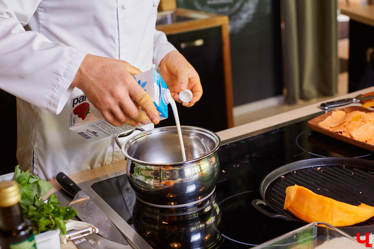 Управляющий «Глобуса» Давлет     Сабуров не только готовил на пару с Дмитрием Орловским, но и рассказывал нам о грядущих переменах в гипермаркете. Например, вскоре там модернизируют и обновят ресторан. Появятся новые станции. Все подробности ищите в материале «Ключ-Медиа».