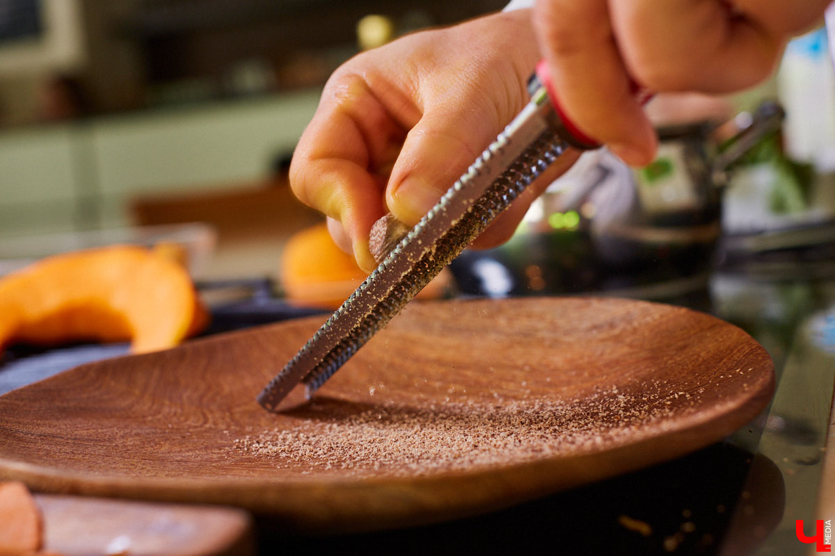 Управляющий «Глобуса» Давлет     Сабуров не только готовил на пару с Дмитрием Орловским, но и рассказывал нам о грядущих переменах в гипермаркете. Например, вскоре там модернизируют и обновят ресторан. Появятся новые станции. Все подробности ищите в материале «Ключ-Медиа».