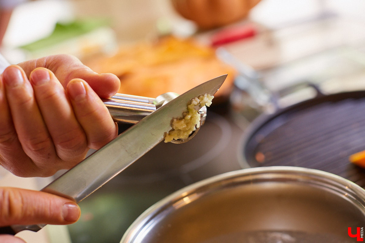 Управляющий «Глобуса» Давлет     Сабуров не только готовил на пару с Дмитрием Орловским, но и рассказывал нам о грядущих переменах в гипермаркете. Например, вскоре там модернизируют и обновят ресторан. Появятся новые станции. Все подробности ищите в материале «Ключ-Медиа».