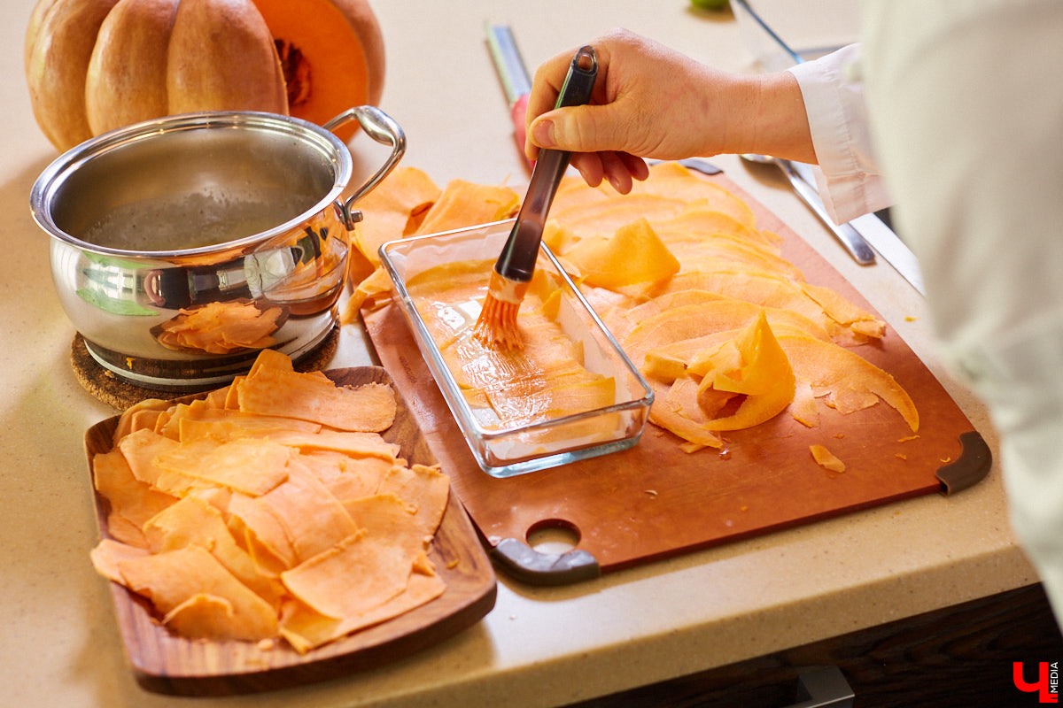 Управляющий «Глобуса» Давлет     Сабуров не только готовил на пару с Дмитрием Орловским, но и рассказывал нам о грядущих переменах в гипермаркете. Например, вскоре там модернизируют и обновят ресторан. Появятся новые станции. Все подробности ищите в материале «Ключ-Медиа».