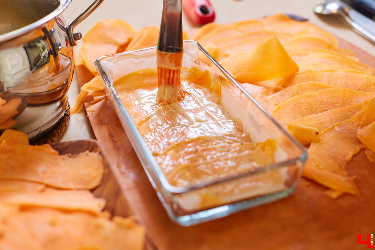 Управляющий «Глобуса» Давлет     Сабуров не только готовил на пару с Дмитрием Орловским, но и рассказывал нам о грядущих переменах в гипермаркете. Например, вскоре там модернизируют и обновят ресторан. Появятся новые станции. Все подробности ищите в материале «Ключ-Медиа».