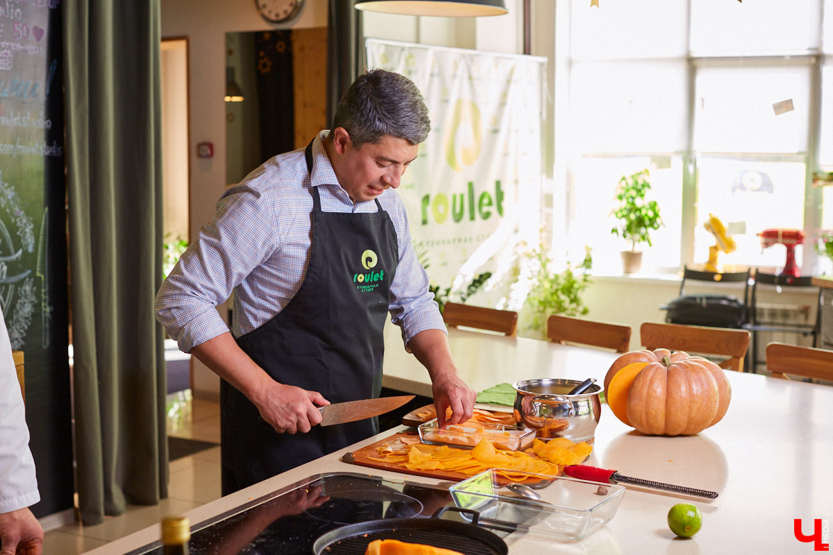 Управляющий «Глобуса» Давлет     Сабуров не только готовил на пару с Дмитрием Орловским, но и рассказывал нам о грядущих переменах в гипермаркете. Например, вскоре там модернизируют и обновят ресторан. Появятся новые станции. Все подробности ищите в материале «Ключ-Медиа».