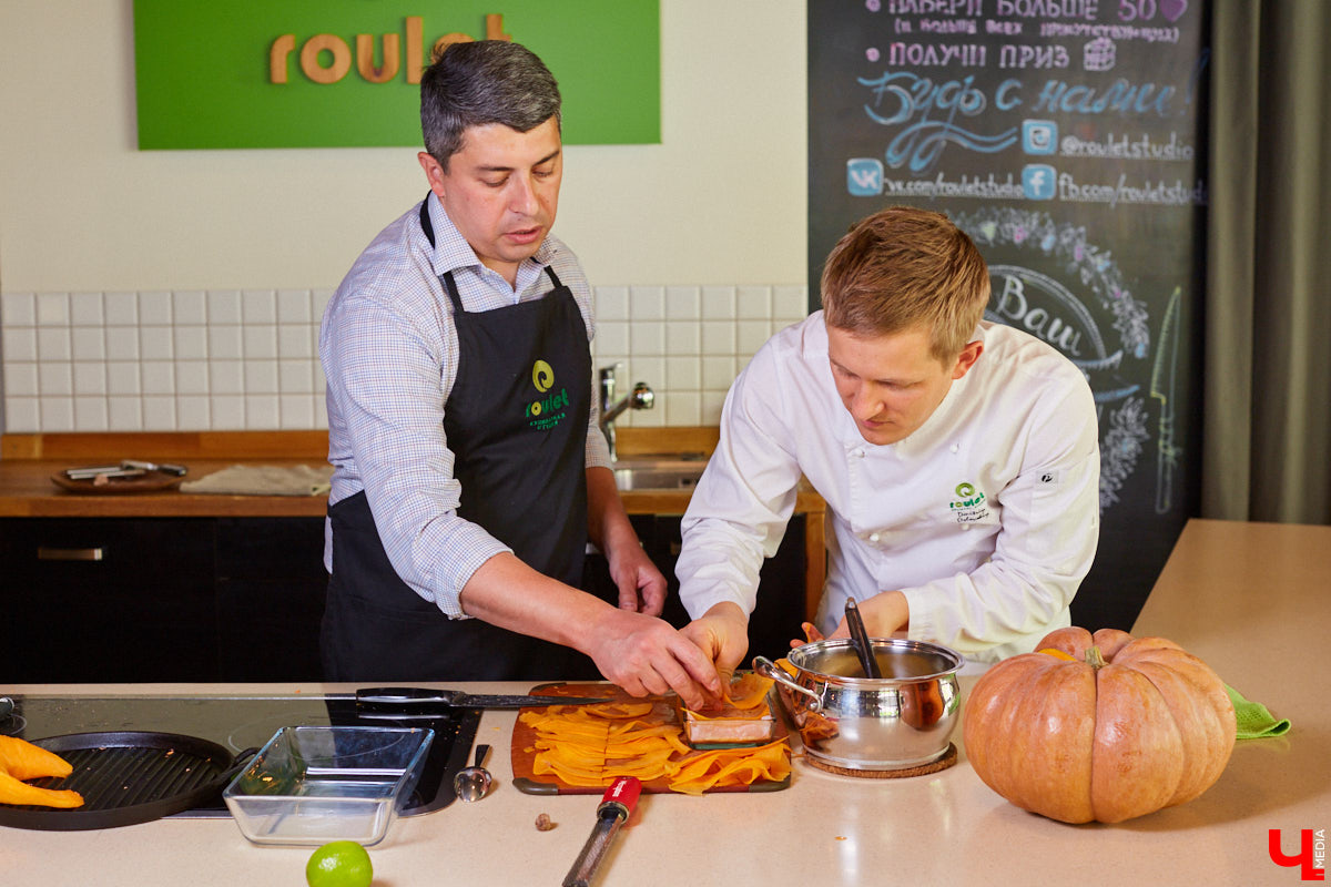 Управляющий «Глобуса» Давлет     Сабуров не только готовил на пару с Дмитрием Орловским, но и рассказывал нам о грядущих переменах в гипермаркете. Например, вскоре там модернизируют и обновят ресторан. Появятся новые станции. Все подробности ищите в материале «Ключ-Медиа».